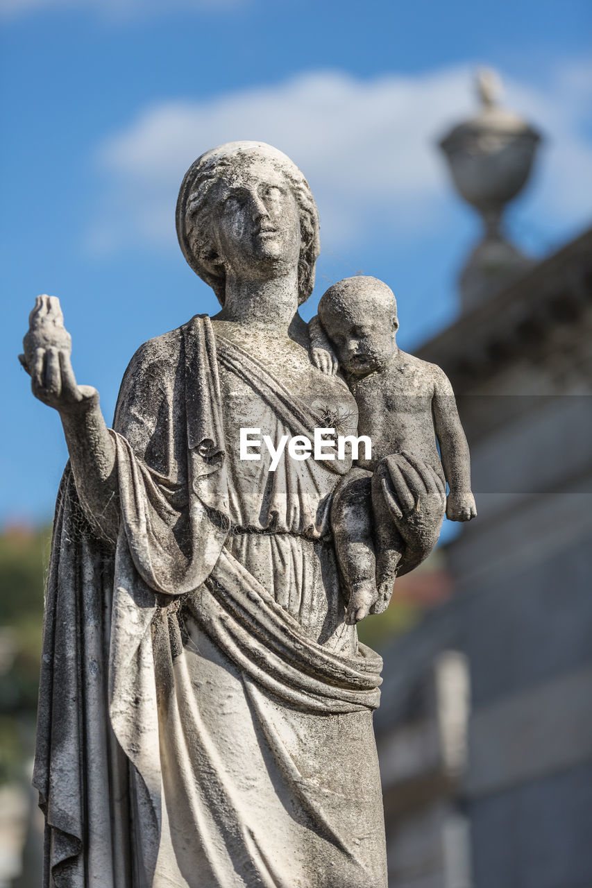 LOW ANGLE VIEW OF ANGEL STATUE