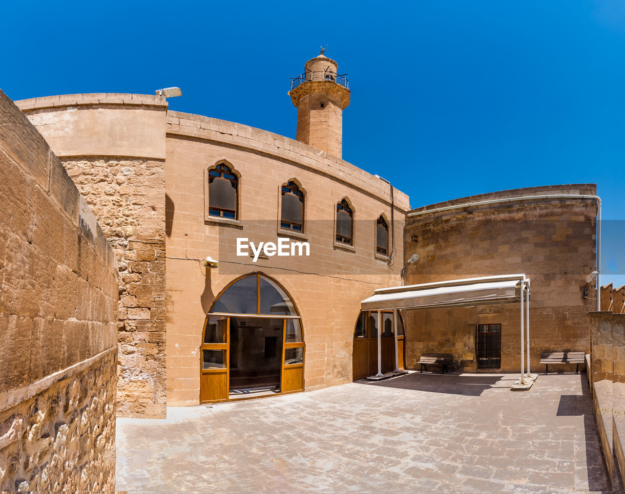 LOW ANGLE VIEW OF HISTORIC BUILDING AGAINST BLUE SKY