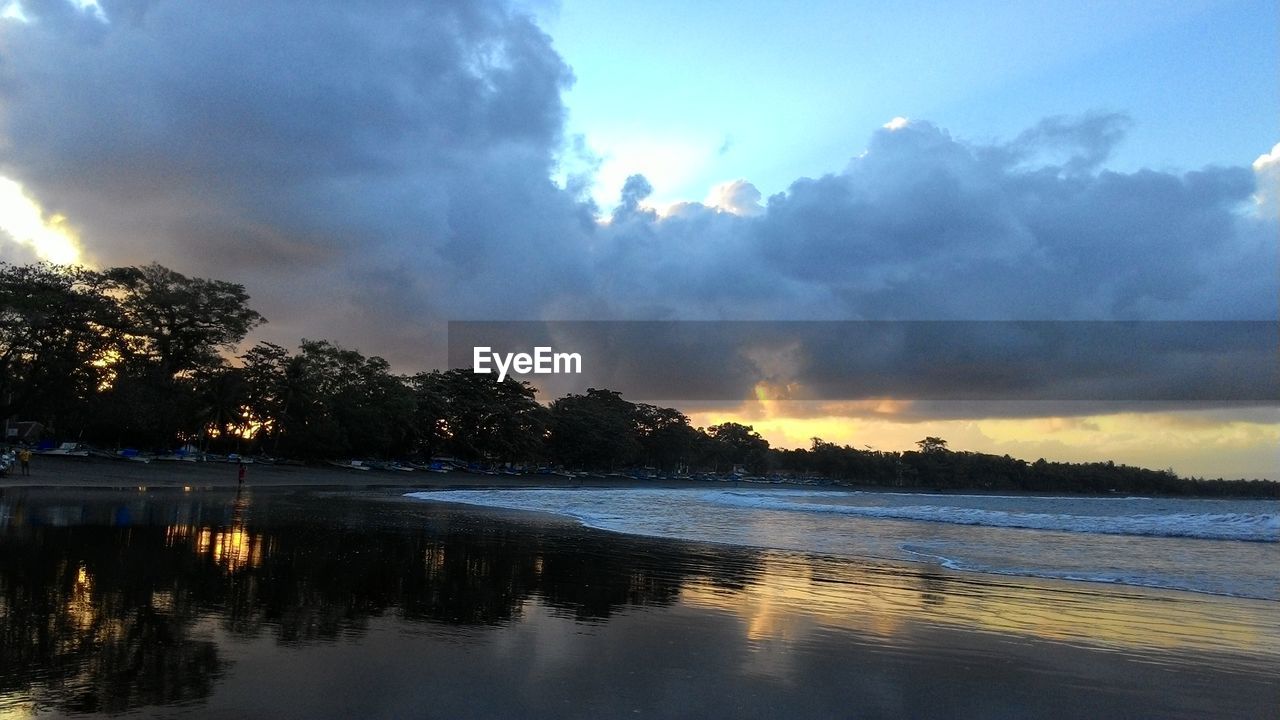 VIEW OF LAKE AGAINST SKY DURING SUNSET