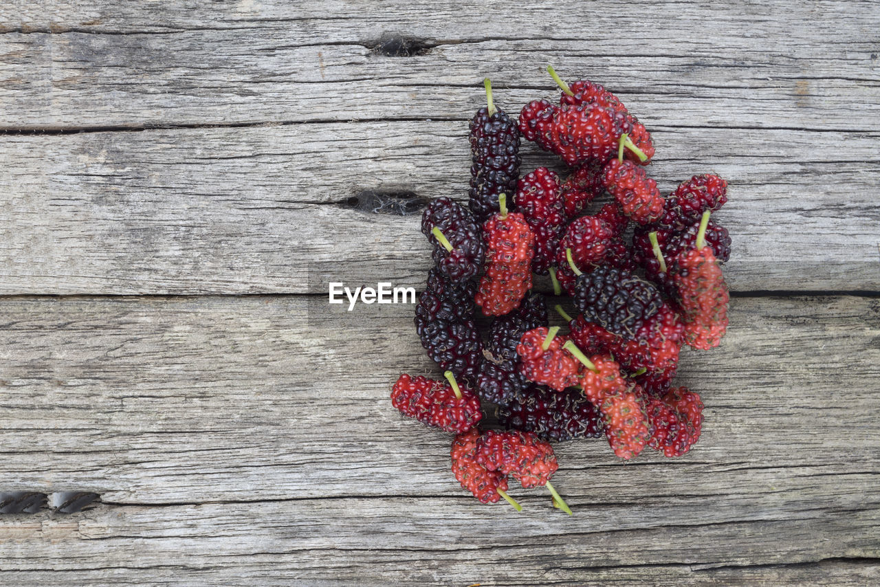 HIGH ANGLE VIEW OF RED FRUITS ON TABLE