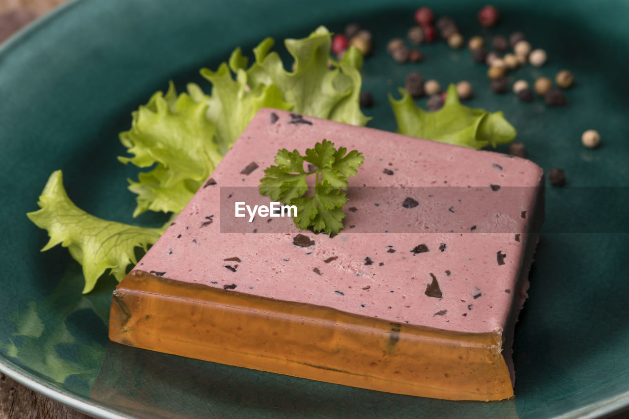 CLOSE-UP OF FRUIT ON PLATE