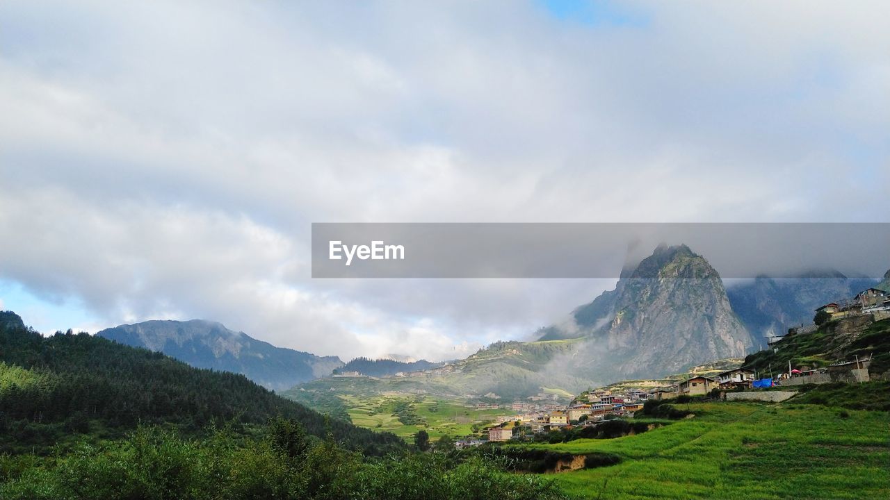 SCENIC VIEW OF MOUNTAIN RANGE AGAINST CLOUDY SKY