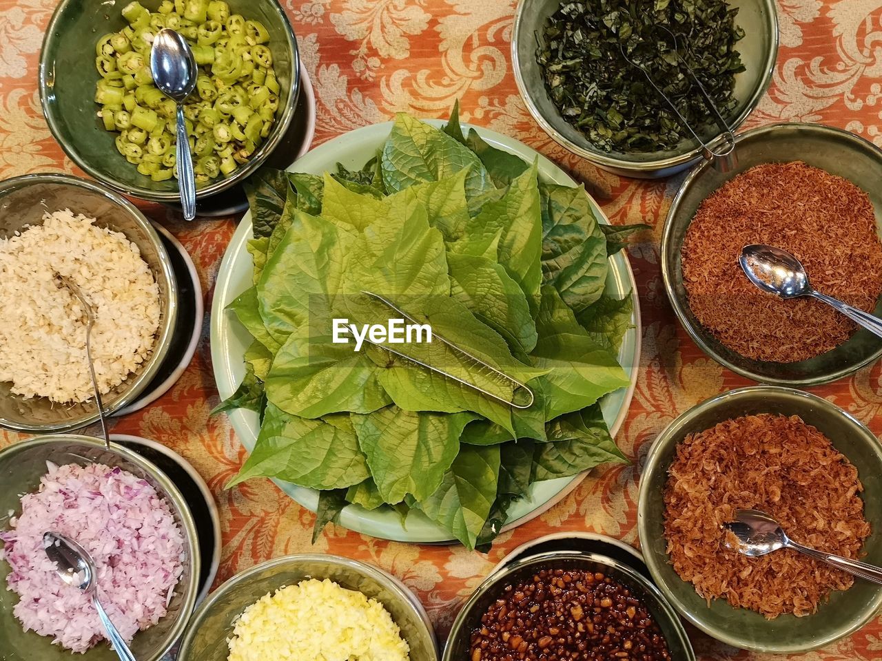 HIGH ANGLE VIEW OF VEGETABLES IN BOWL