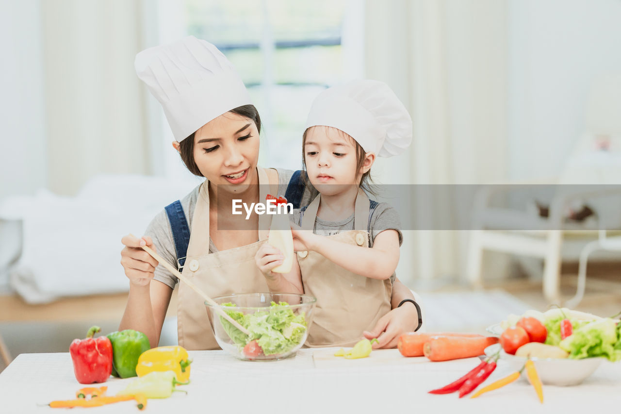 HAPPY FRIENDS PREPARING FOOD