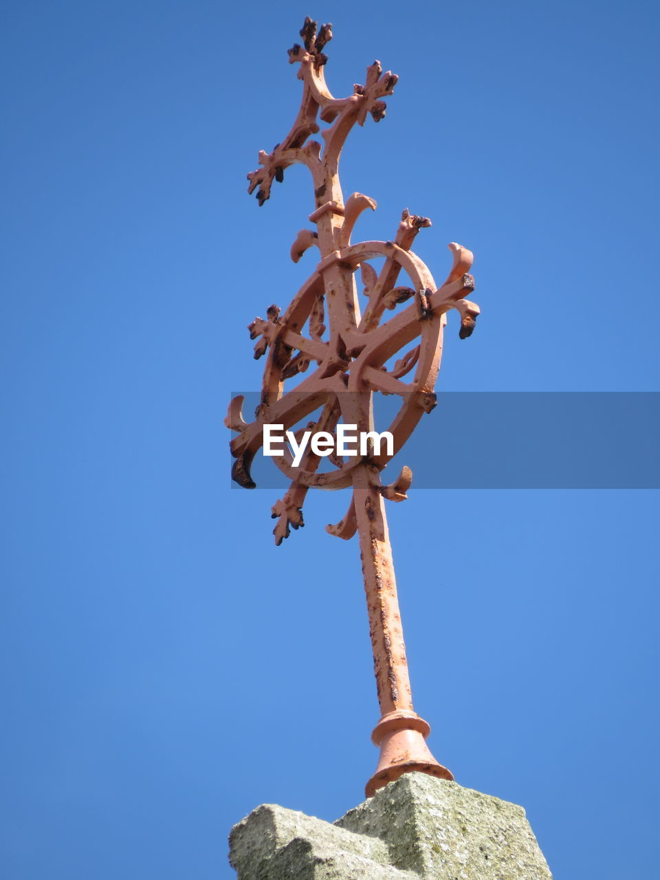 LOW ANGLE VIEW OF TALL BUILDING AGAINST CLEAR BLUE SKY