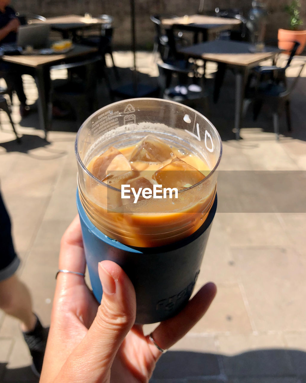 CLOSE-UP OF HAND HOLDING GLASS OF DRINK