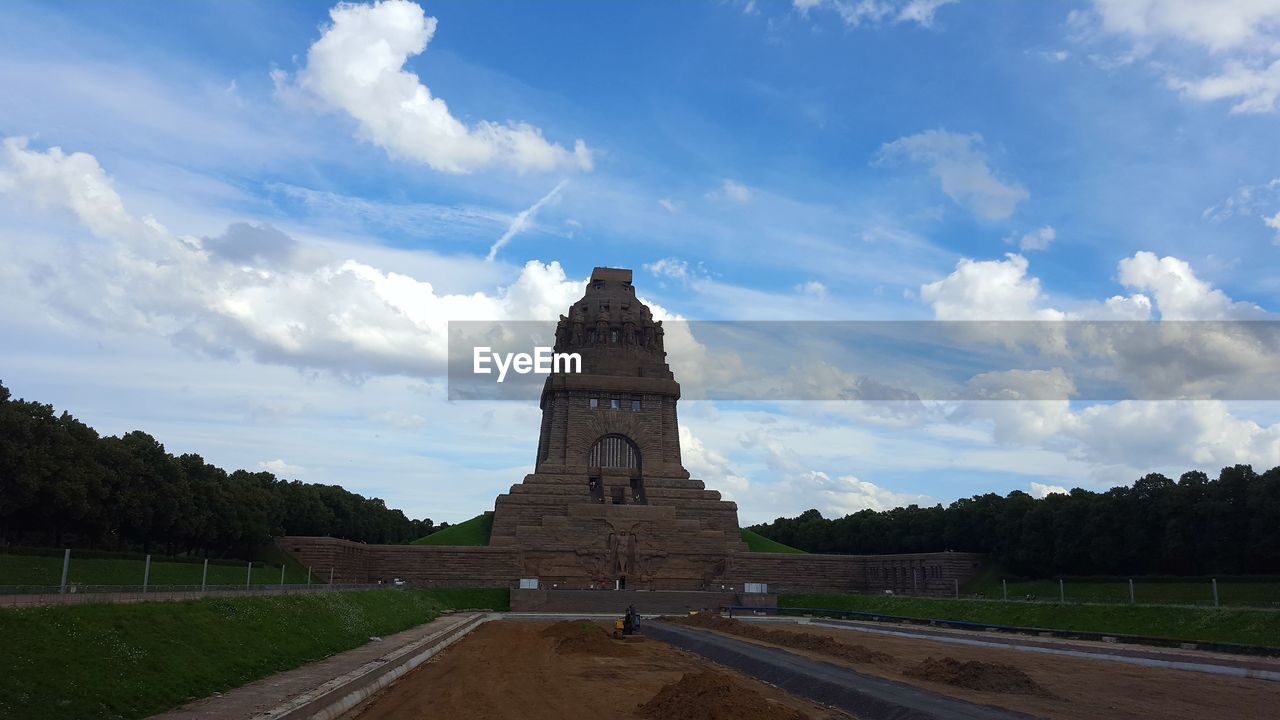 VIEW OF HISTORICAL BUILDING AGAINST SKY