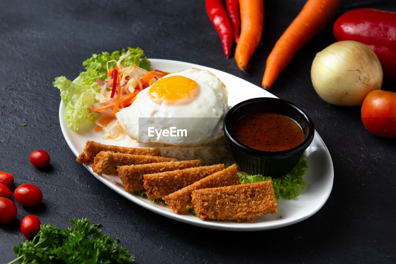 HIGH ANGLE VIEW OF BREAKFAST SERVED IN PLATE