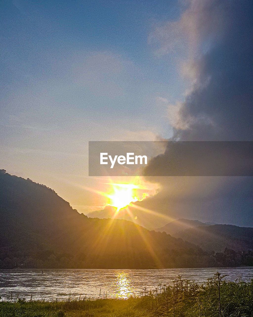 SCENIC VIEW OF LAKE AND MOUNTAINS AGAINST SKY DURING SUNSET