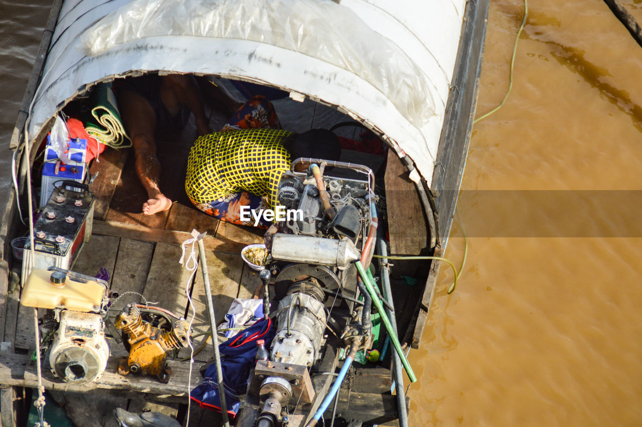 HIGH ANGLE VIEW OF BOAT IN WATER