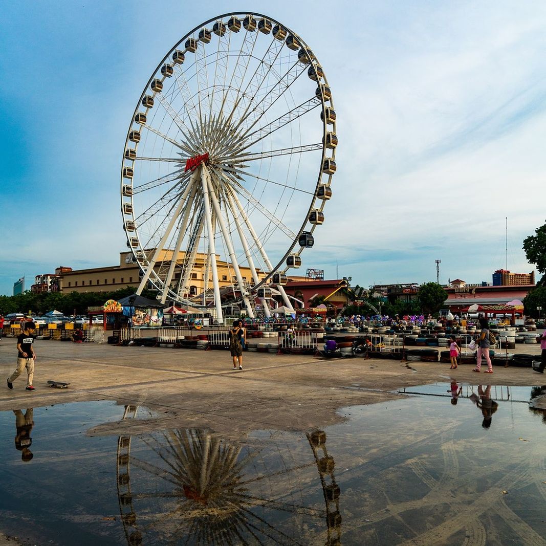 FERRIS WHEEL IN AMUSEMENT PARK