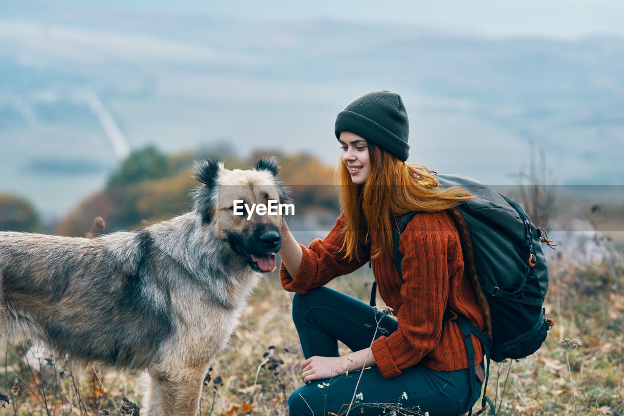 PORTRAIT OF YOUNG WOMAN WITH DOG