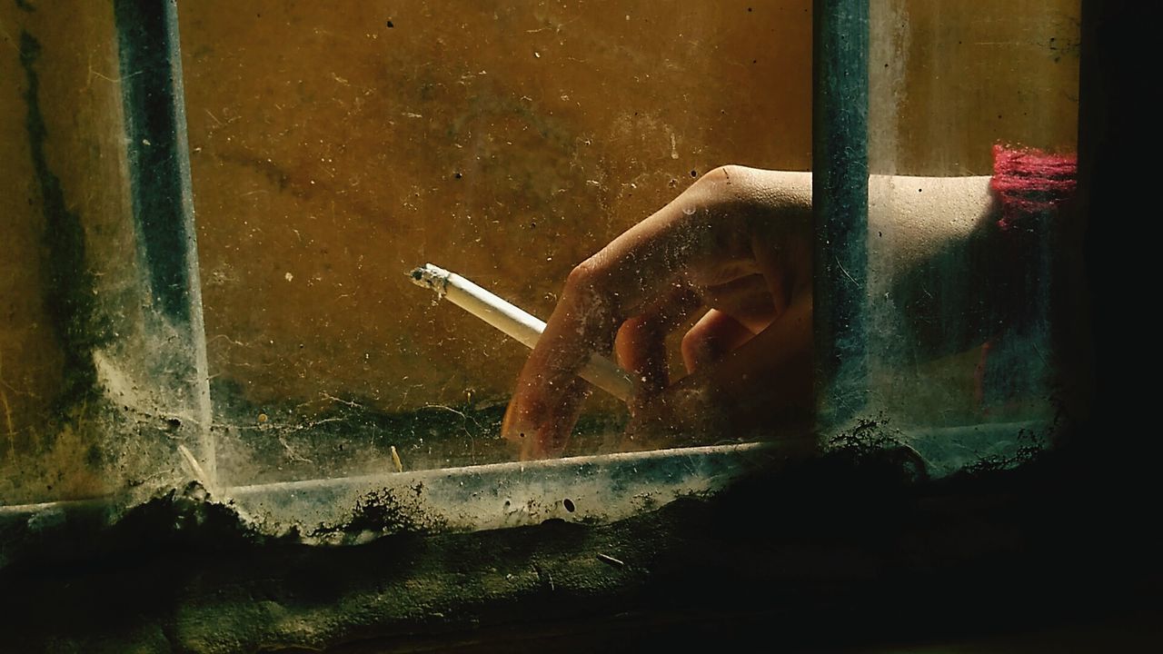 CLOSE-UP OF MAN SMOKING CIGARETTE