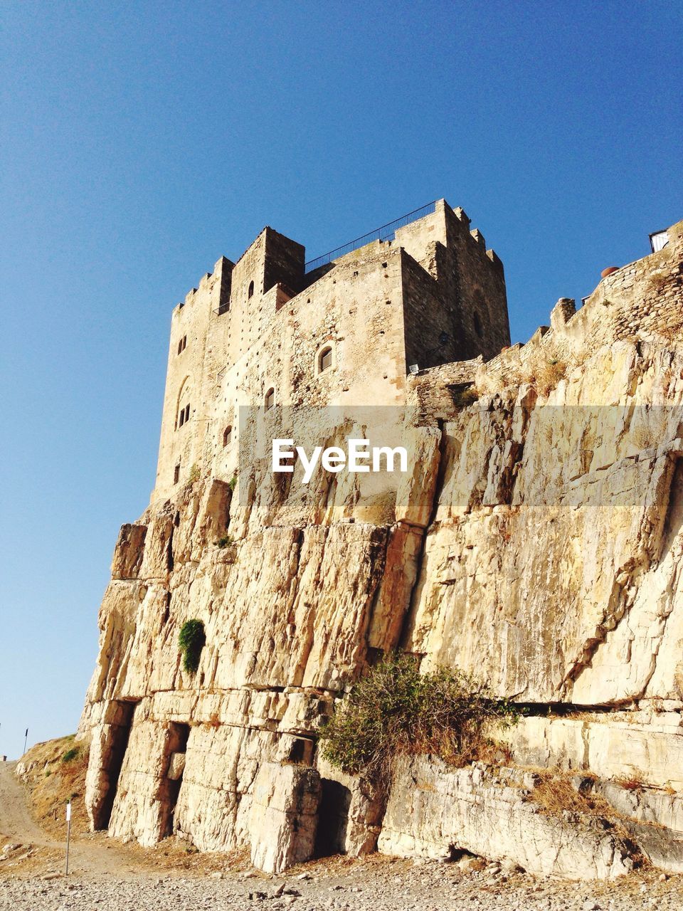 LOW ANGLE VIEW OF HISTORIC BUILDING AGAINST BLUE SKY