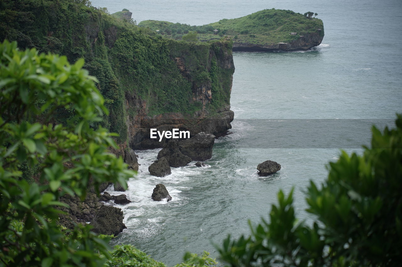 Landscape views of cliffs and waves crashing into the reef. very dangerous place.