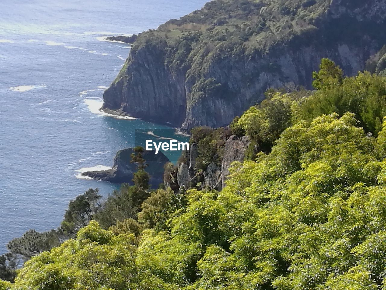 HIGH ANGLE VIEW OF ROCKS ON SEA