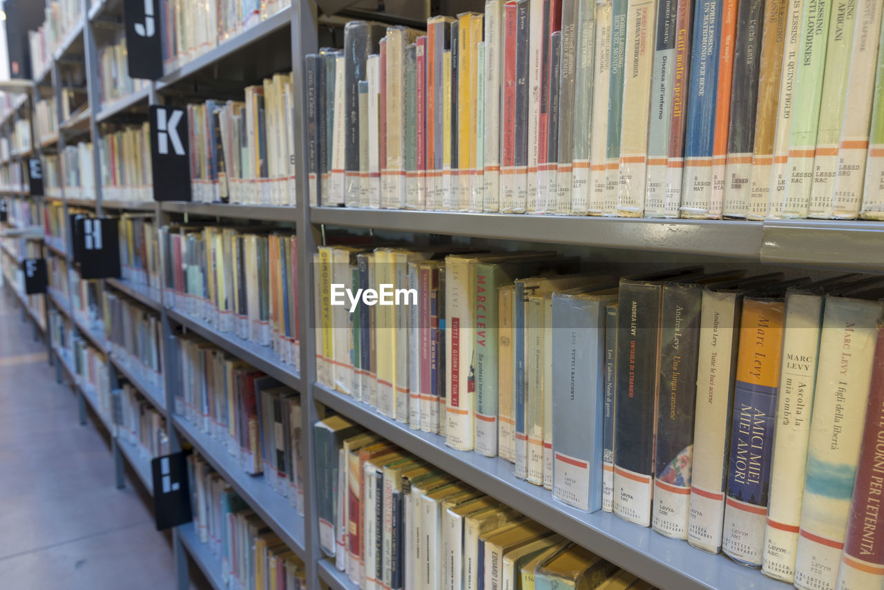 ROW OF BOOKS IN SHELF