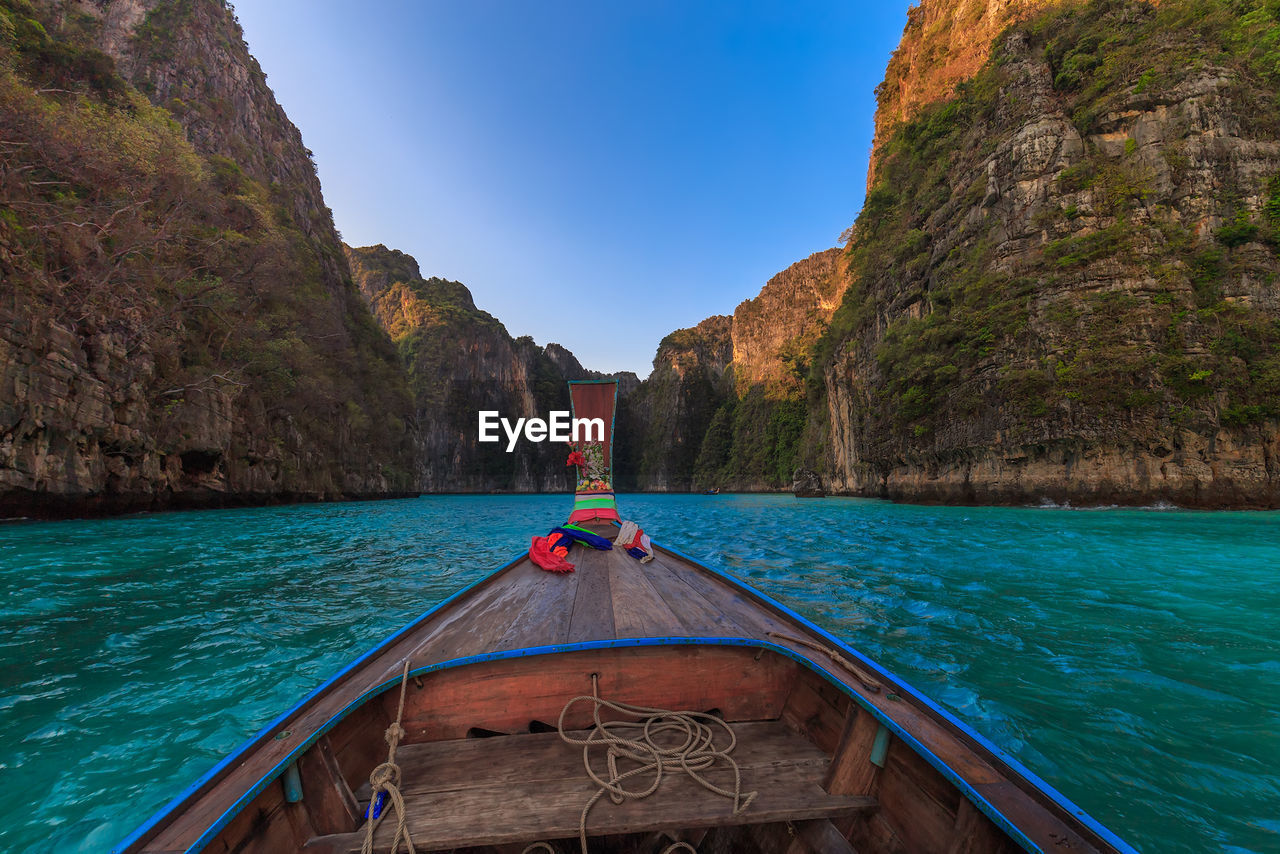 SCENIC VIEW OF SEA AGAINST MOUNTAIN