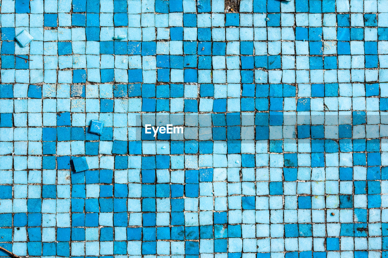 FULL FRAME SHOT OF TILED WALL WITH SWIMMING POOL