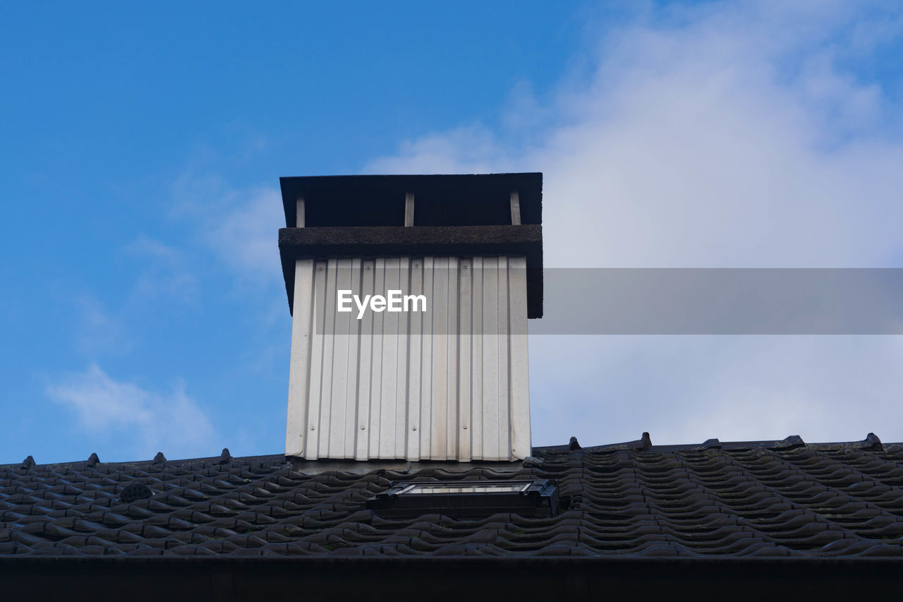 LOW ANGLE VIEW OF BUILDING ROOF