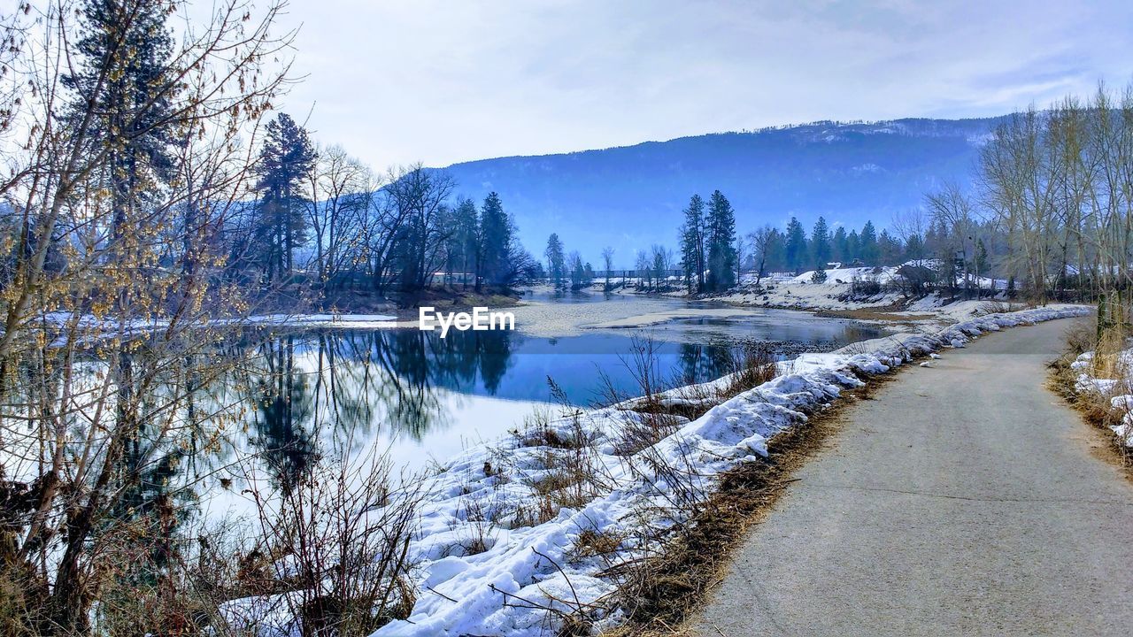 PANORAMIC VIEW OF LAKE AGAINST SKY DURING WINTER