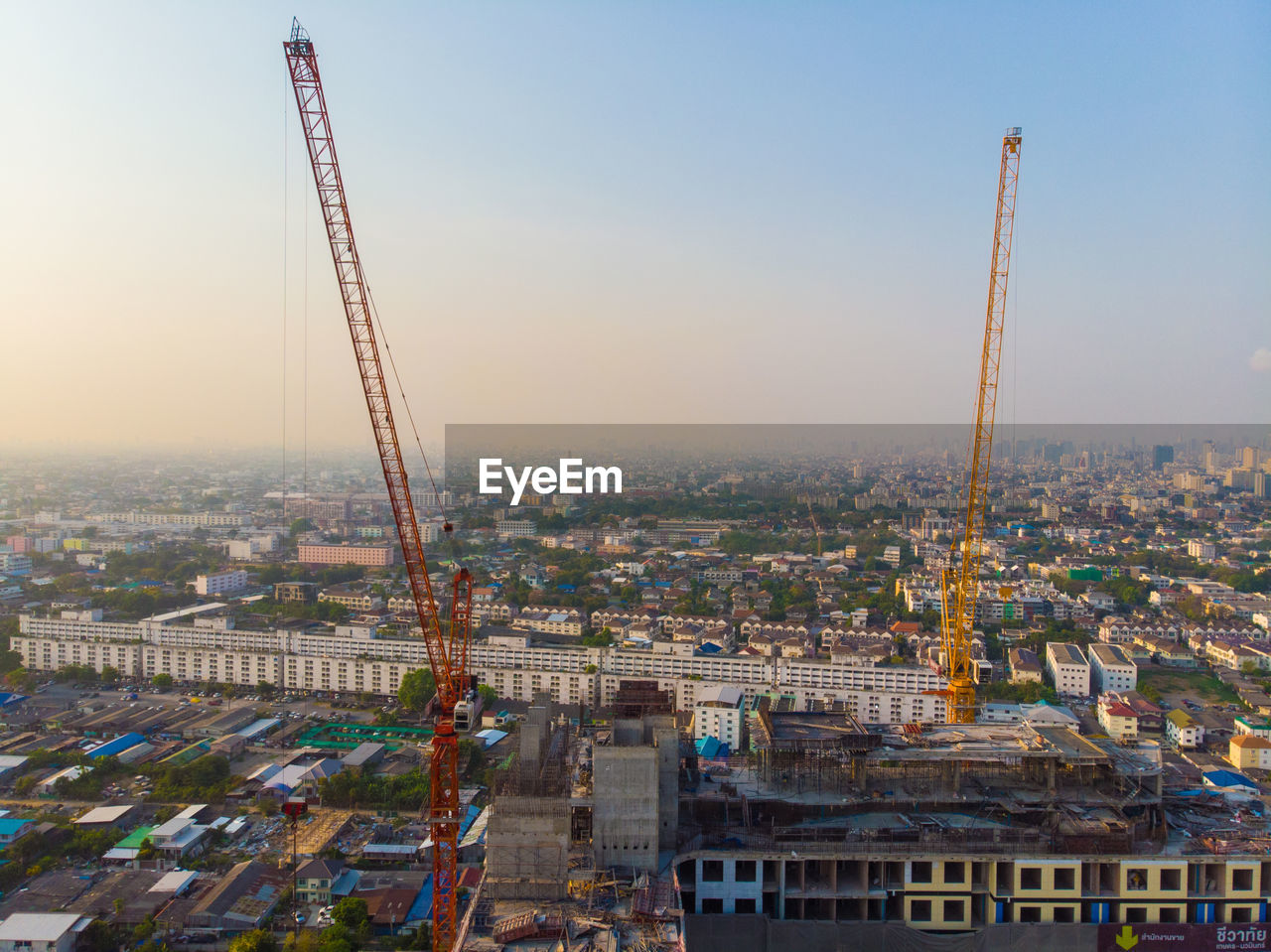 HIGH ANGLE VIEW OF BUILDINGS AGAINST SKY