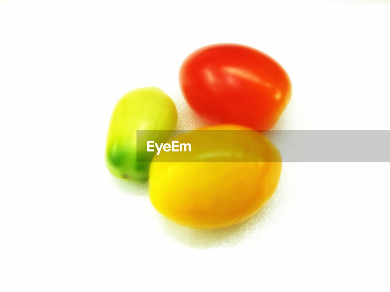 CLOSE-UP OF MULTI COLORED TOMATOES