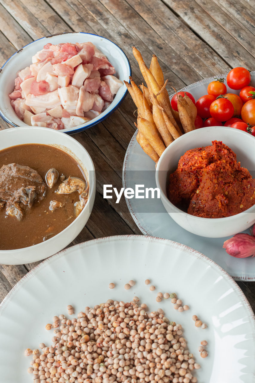 HIGH ANGLE VIEW OF FOOD IN BOWL ON TABLE