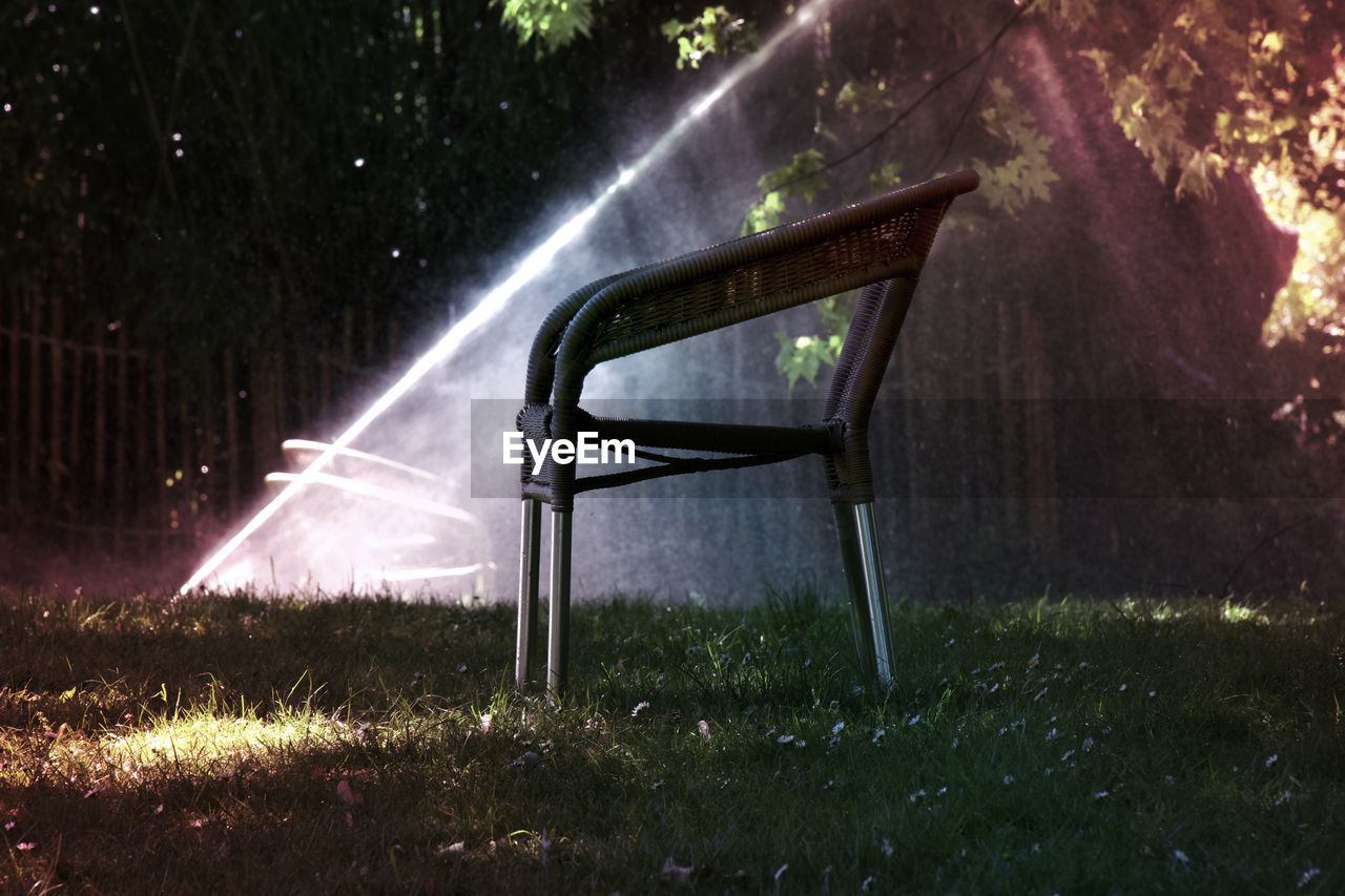 VIEW OF EMPTY PARK BENCH ON FIELD