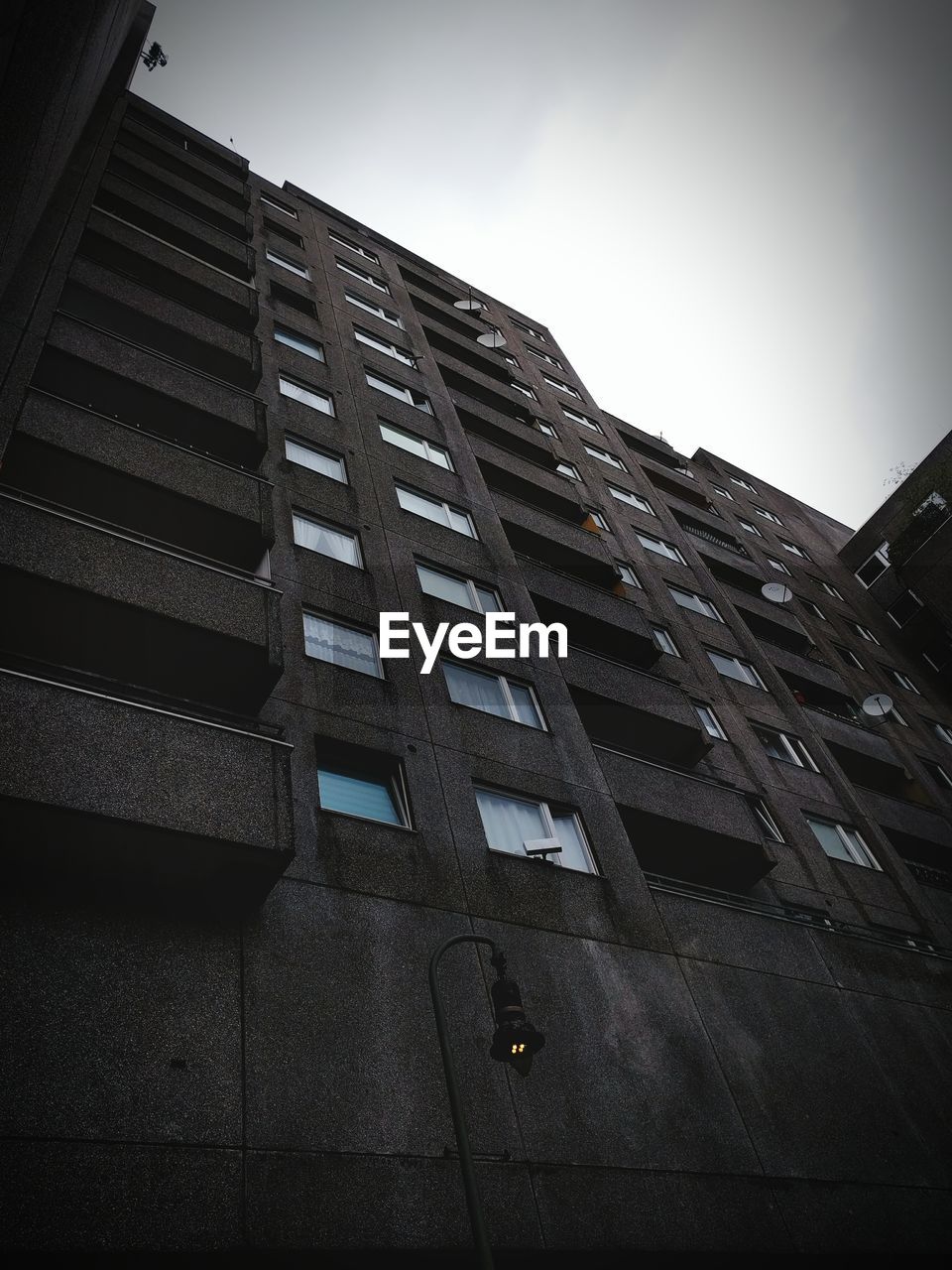 LOW ANGLE VIEW OF BUILDINGS AGAINST SKY