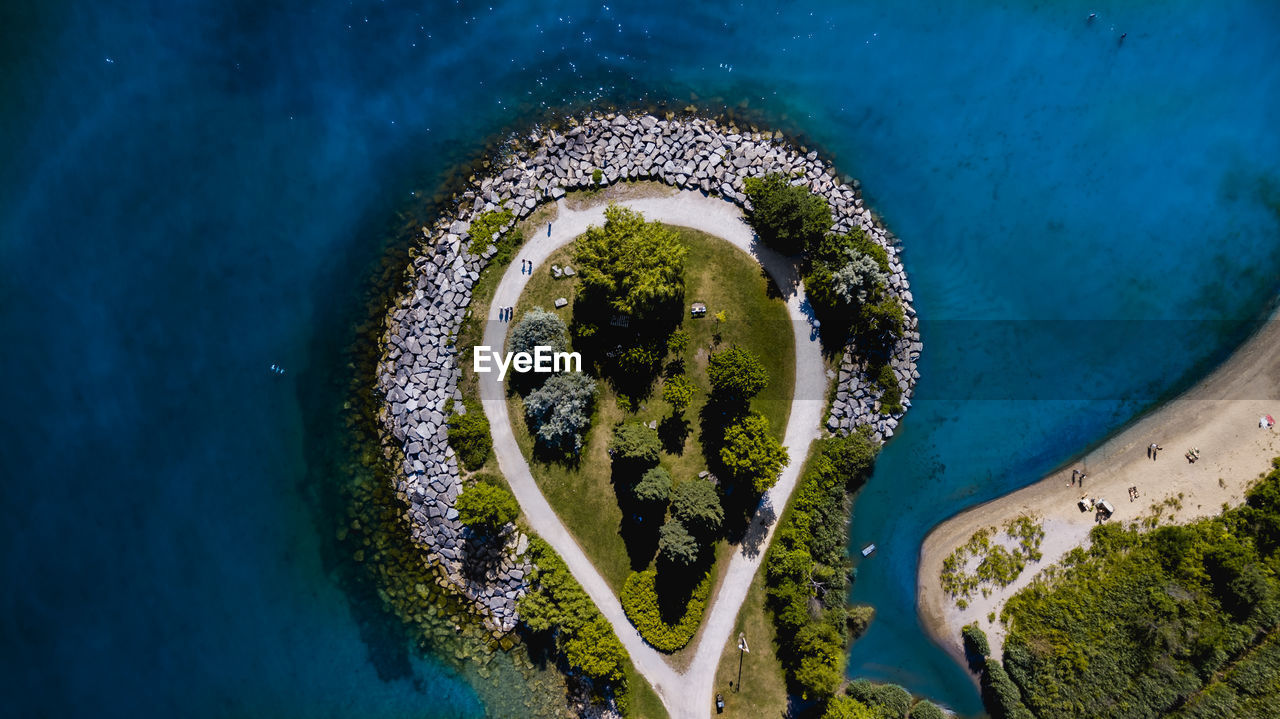 HIGH ANGLE VIEW OF CORAL ON SEA