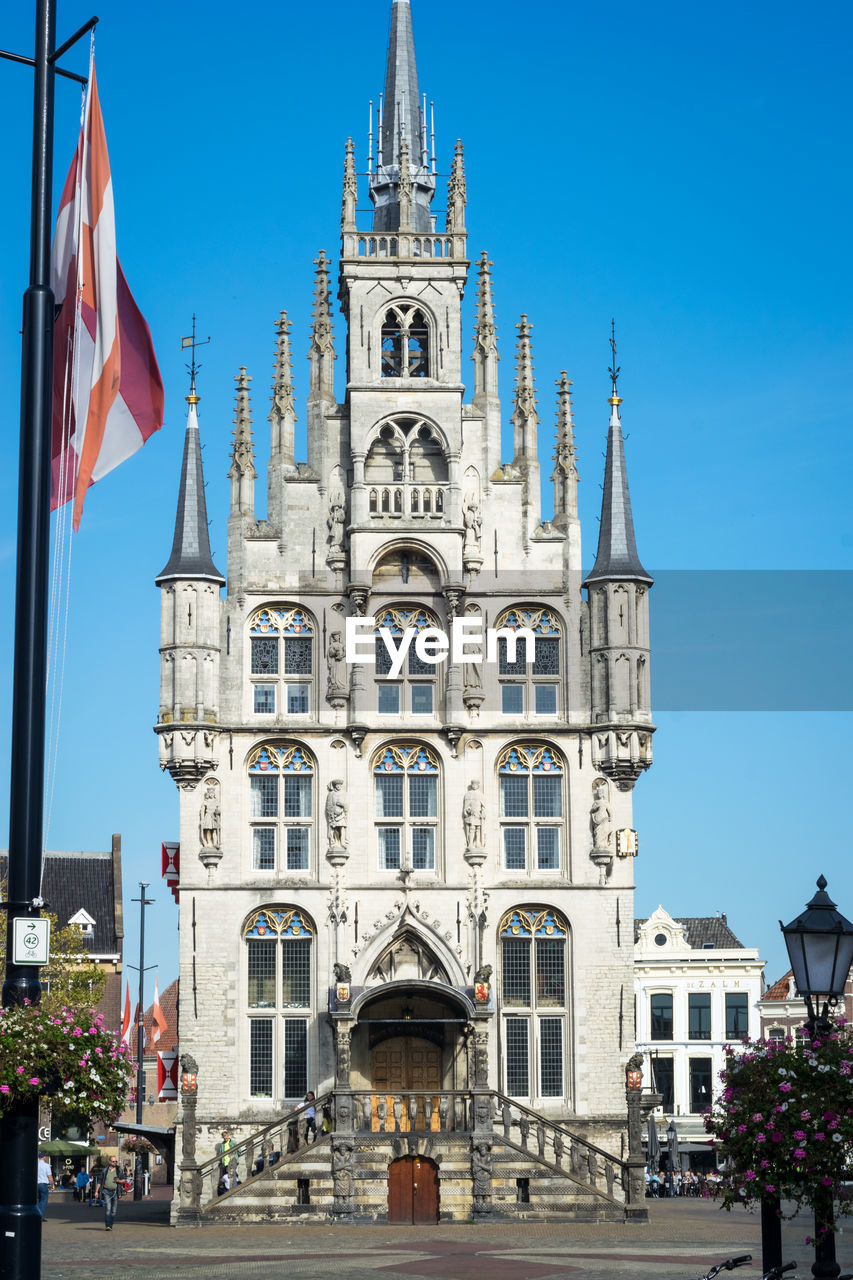 LOW ANGLE VIEW OF BUILDINGS AGAINST SKY