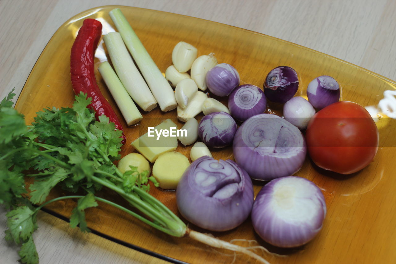HIGH ANGLE VIEW OF VEGETABLES ON TABLE