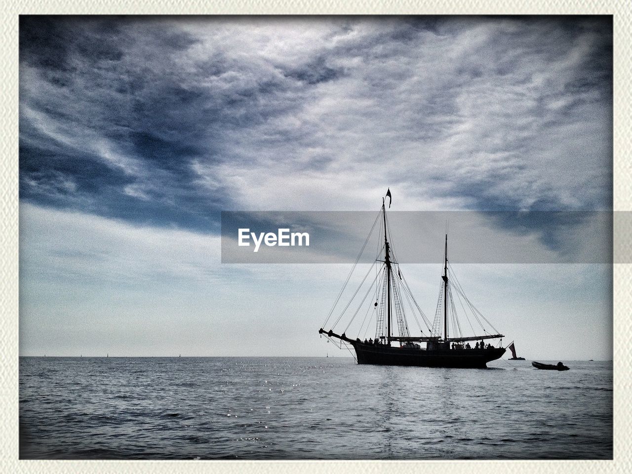 SAILBOAT IN SEA AGAINST SKY