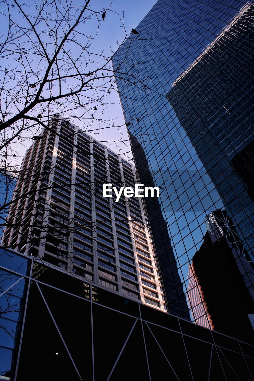 LOW ANGLE VIEW OF MODERN BUILDINGS IN CITY AGAINST SKY