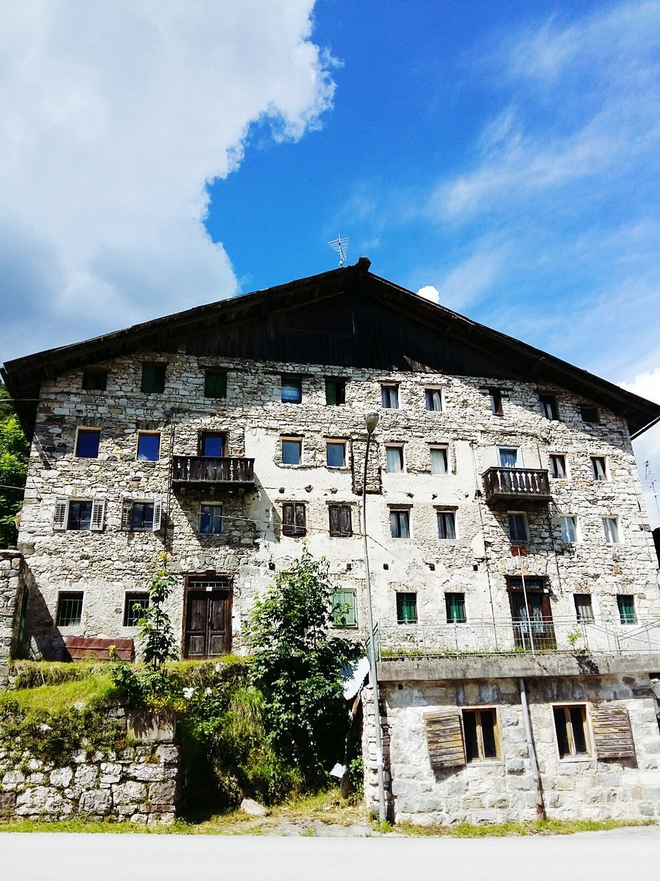 LOW ANGLE VIEW OF BUILDINGS AGAINST SKY