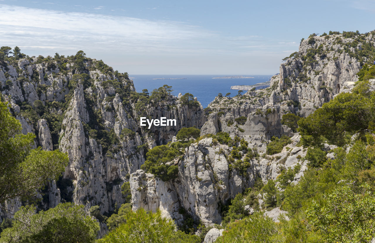 SCENIC VIEW OF SEA AND MOUNTAINS AGAINST SKY