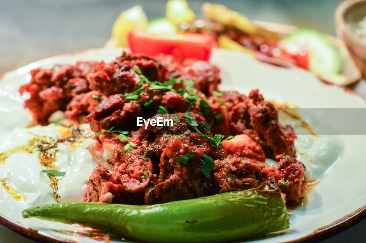 CLOSE-UP OF MEAT AND SALAD IN PLATE