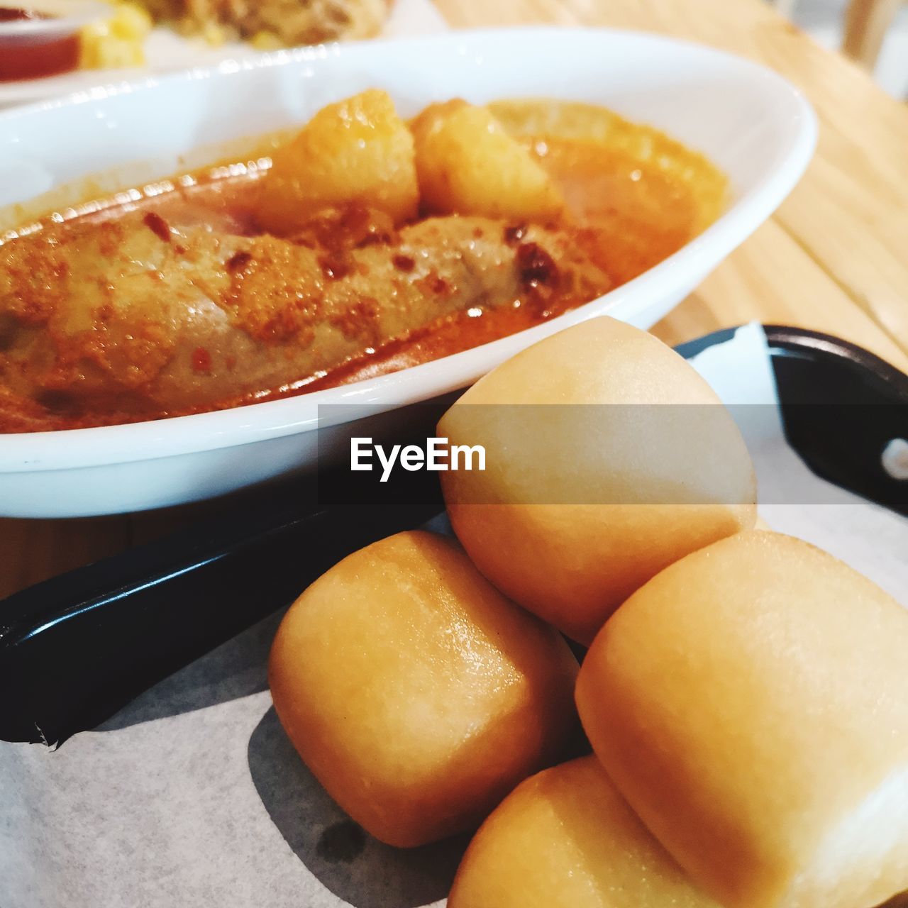 HIGH ANGLE VIEW OF EGGS IN BOWL ON TABLE