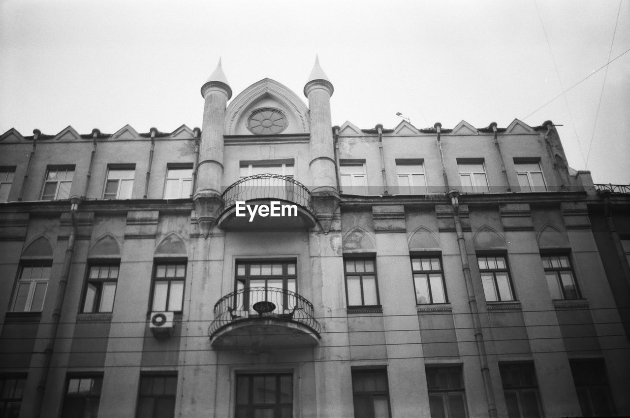 LOW ANGLE VIEW OF HISTORIC BUILDING AGAINST SKY