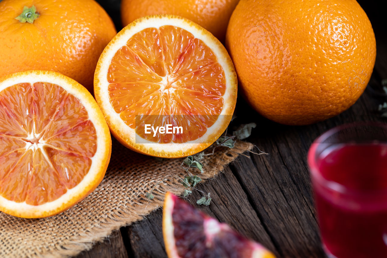 CLOSE-UP OF ORANGE FRUITS