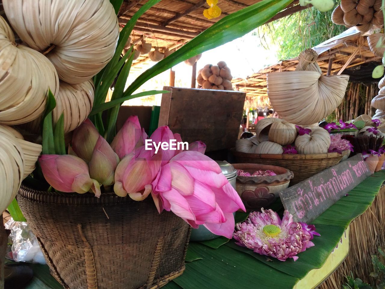 CLOSE-UP OF FLOWERS IN BOUQUET