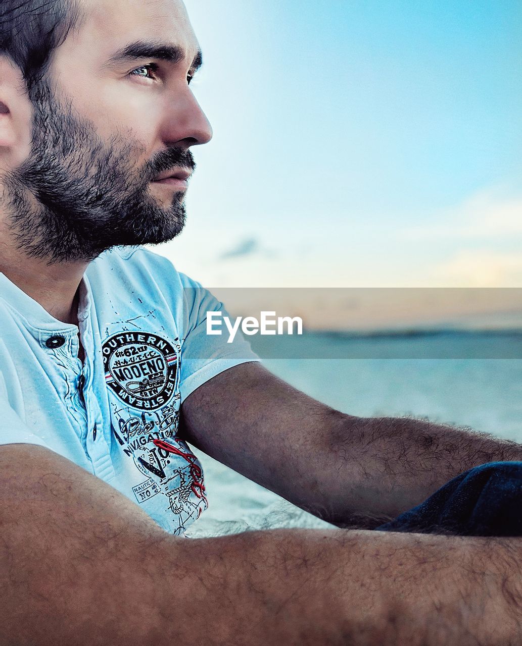 MIDSECTION OF MAN ON BEACH