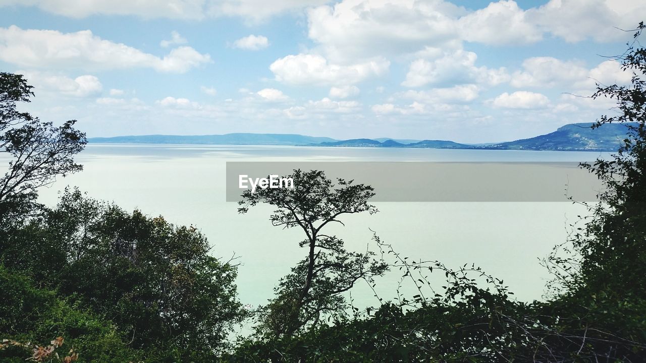 IDYLLIC VIEW OF LAKE AGAINST SKY