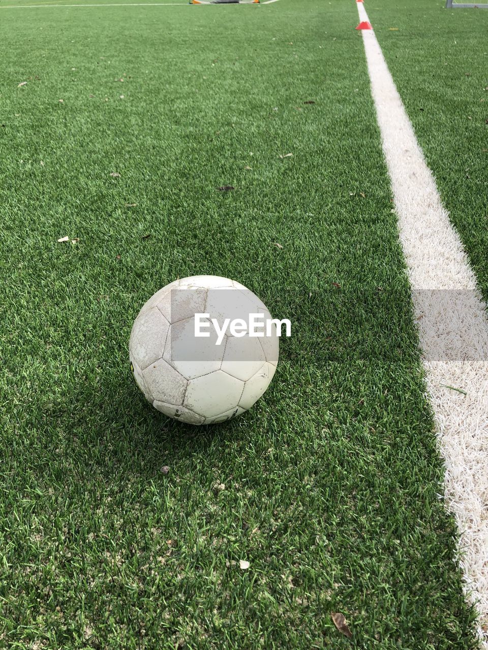 HIGH ANGLE VIEW OF SOCCER BALL ON GRASS