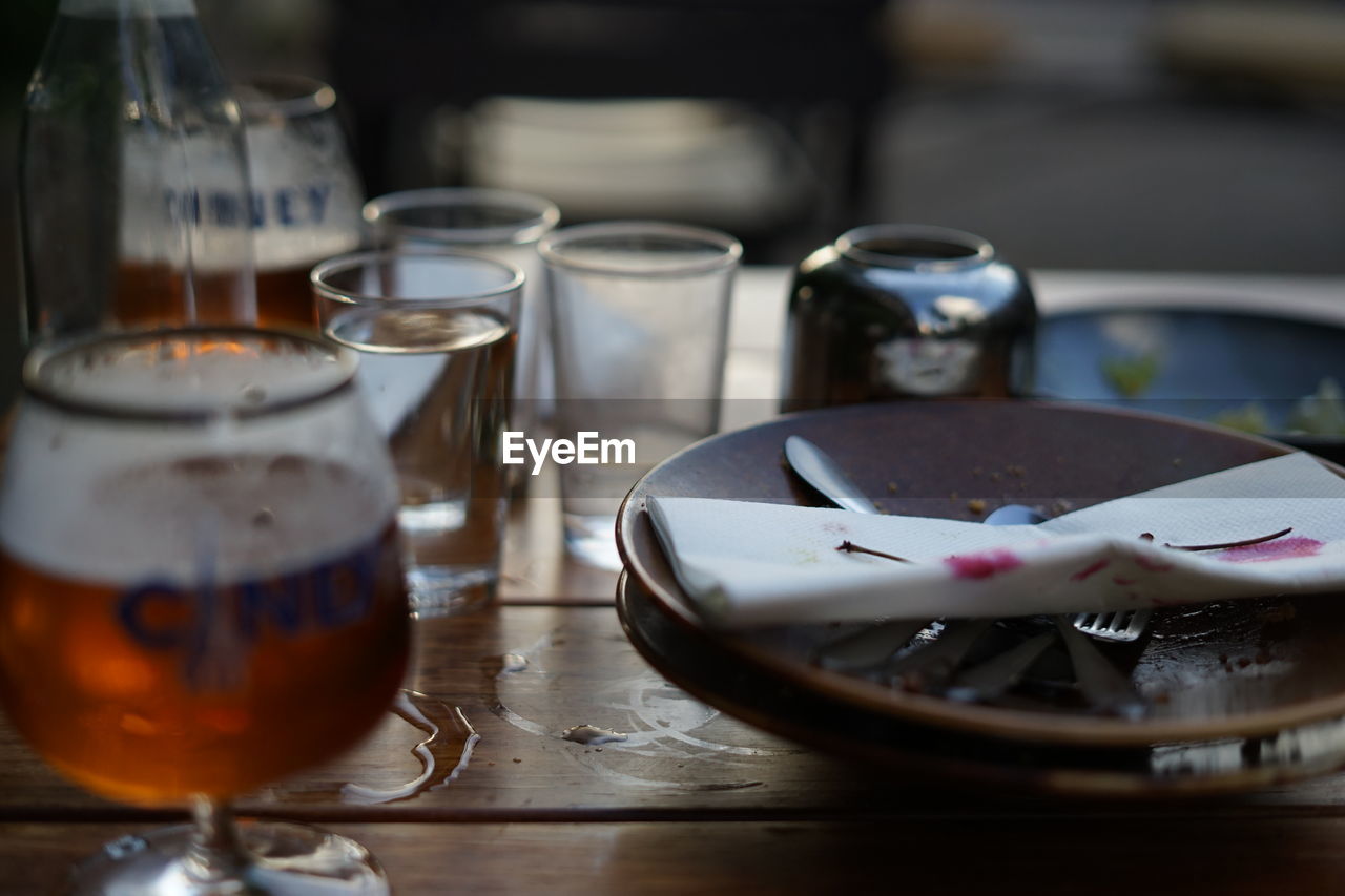 CLOSE-UP OF COFFEE CUP AND TABLE