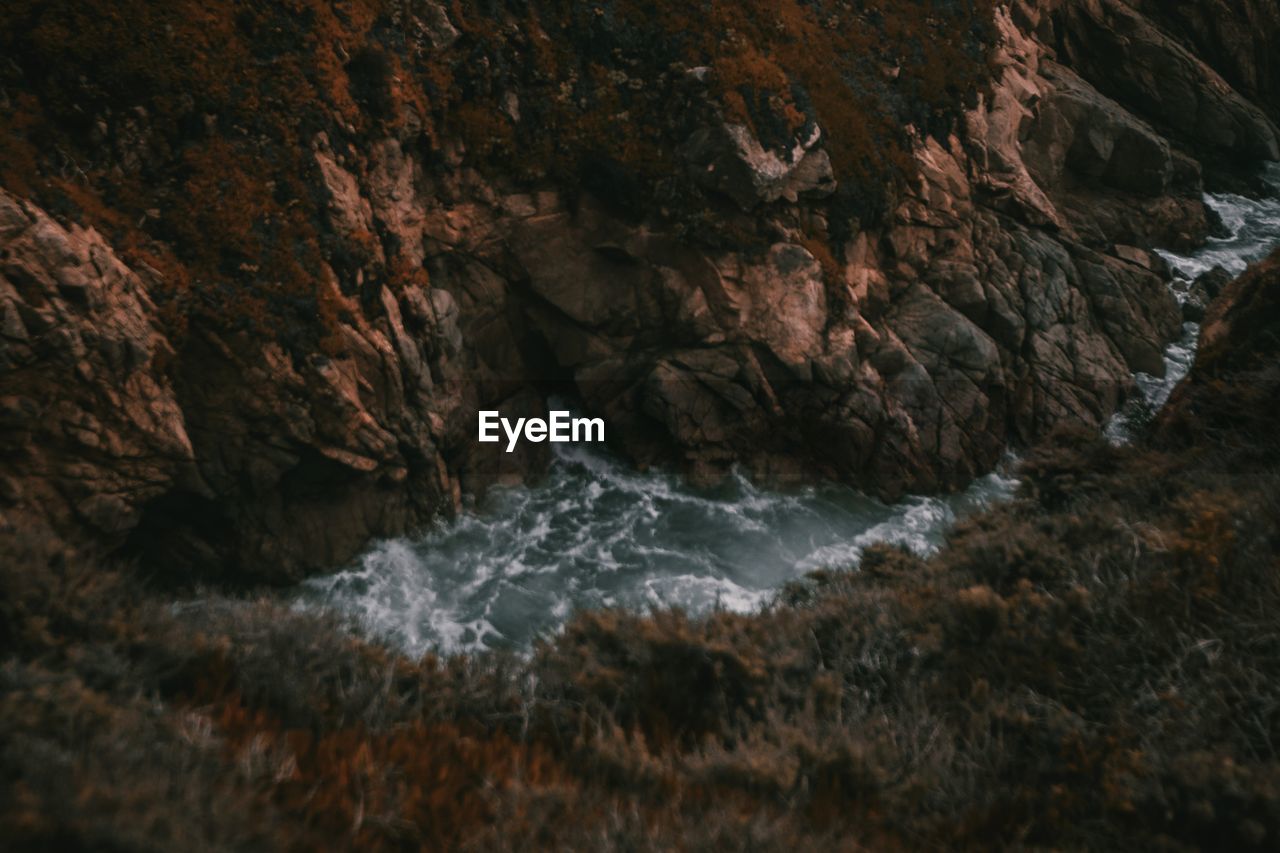 CLOSE-UP OF ROCKS IN WATER