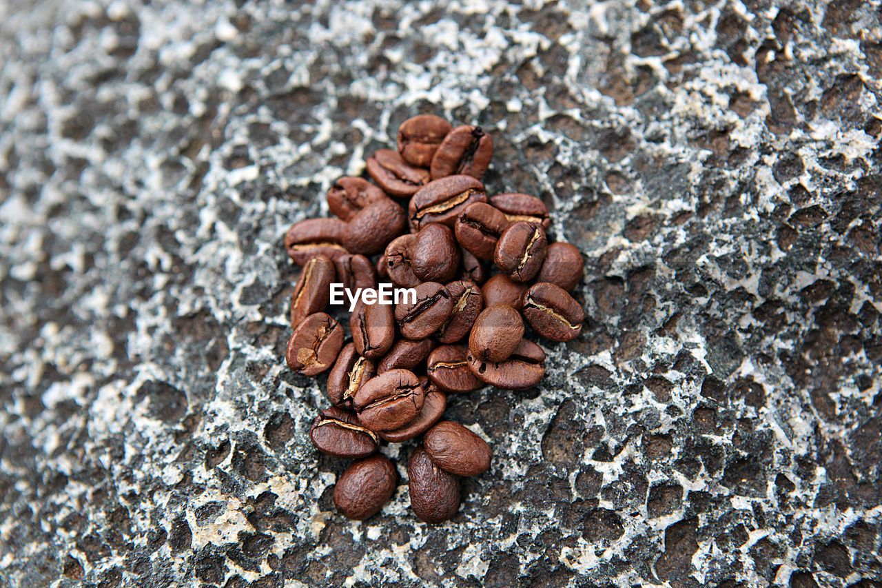 HIGH ANGLE VIEW OF COFFEE BEANS IN GLASS ON TABLE