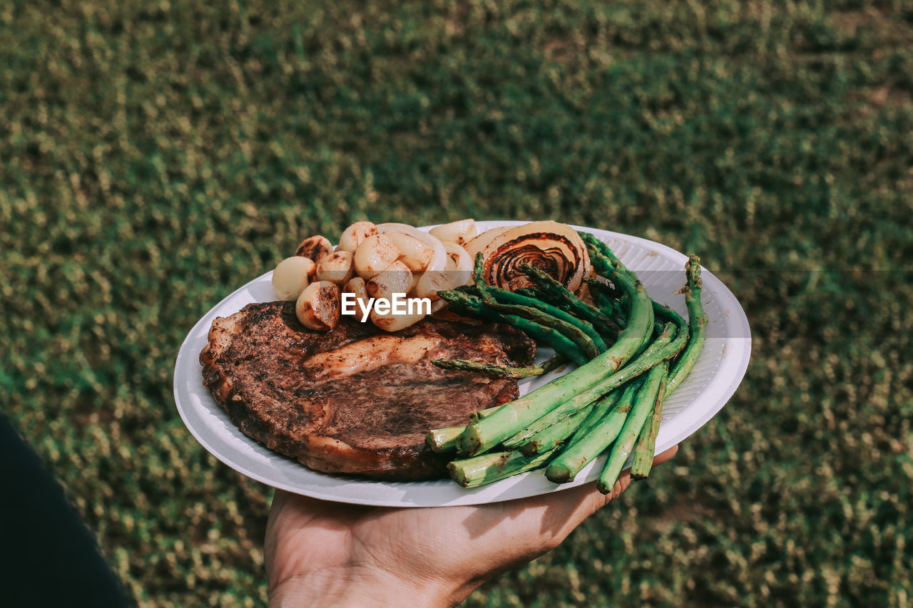 MIDSECTION OF PERSON HOLDING BREAD