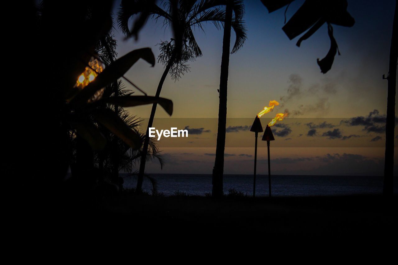 SCENIC VIEW OF SEA AGAINST SKY AT SUNSET